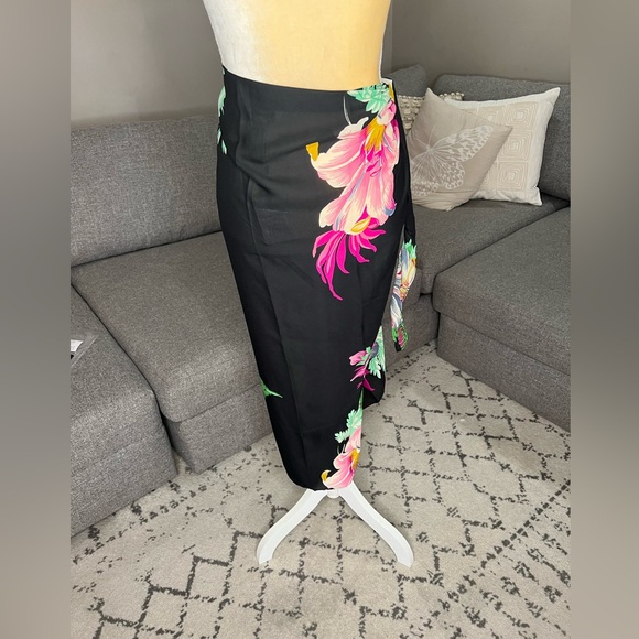 NEW multi floral sarong. - Picture 5 of 8